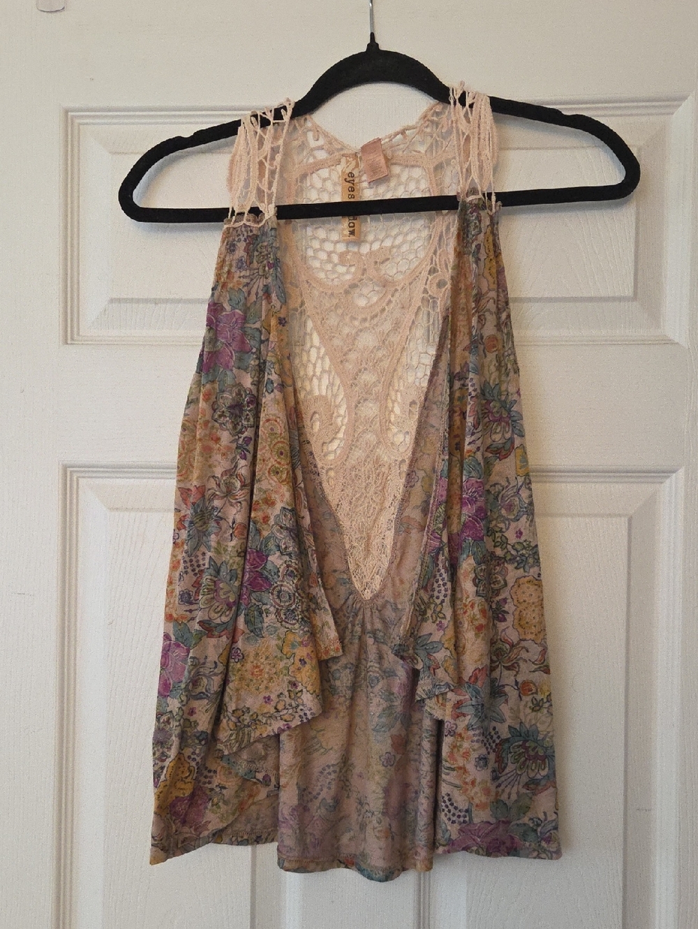 Eyeshadow Floral Vest in Beige, Berry and Cream